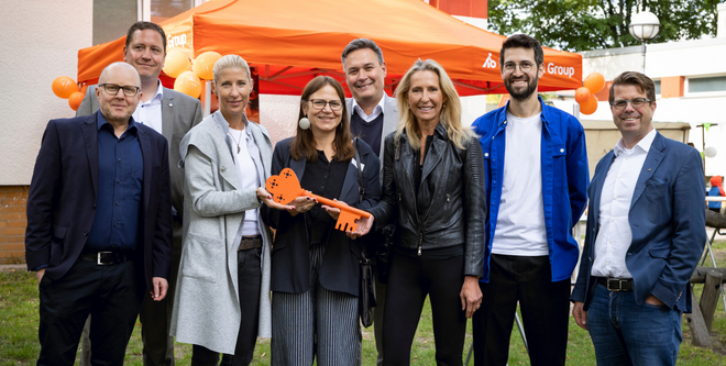 Schlüsselübergabe zur Eröffnung ORANGE PROJECT Berlin